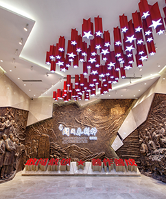 弘扬新时代闯关东文化，新之航打造又一样板教育基地——闯关东展览馆 
                        为了贯彻落实“新时代闯关东精神”，省旅促会副会长单位新之航荣誉承接了闯关东展览馆的策划、设计、施工任务，依托强大的策划设计力量，以文案策划领衔、创意设计领先、智能互动科技持续创新，组建策划设计与制作团队阅读了上百部历史文献，整理了数千条人物故事、口述资料，并在此基础上深入挖掘闯关东历史与精神内涵，100多名创意设计师用300天圆满完成了这个项目。
                