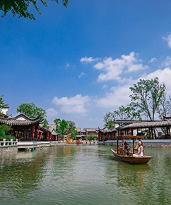 龙园旅游区 
                        龙园旅游区，位于临沂汤头温泉旅游度假区的核心区，占地面积2000亩，2017被评为国家AAAA级旅游景区。
                