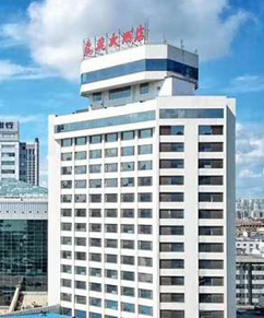 潍坊鸢飞大酒店 
                        鸢飞大酒店坐落于潍坊美丽的白浪河畔，毗邻风景优美的风筝广场，怡然美景尽收眼底。酒店处于素有“金融一条街”之称的四平路黄金地段，与泰华商圈隔街相望。集商务、购物、休闲等诸多便利于一身，为商旅客人提供方便舒适的消费体验。
                