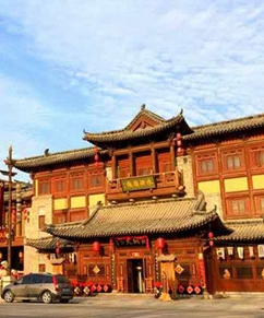 杏花村大酒店 
                        梁山泊中春有色，杏花村里郁生香。一部《水浒传》让“水泊梁山”闻名暇尔、享誉中外，杏花村大酒店就座落于国家AAAA级旅游风景区——水泊梁山脚下，220国道横贯酒店门前，酒店北距梁山汽车站1公里，西至梁山火车站20公里，交通便利，地理位置优越。
                