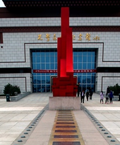 孔繁森同志纪念馆 
                        孔繁森同志纪念馆座落在国家4A级旅游景区——聊城东昌湖风景区内，是全国目前独家全面宣传领导干部的楷模、民族团结的典范、党的群众路线的模范践行者、“三严三实”的好干部——孔繁森同志光辉事迹的人物类专题纪念馆。1995年7月4日经中共中央宣传部批准建馆，1995年9月10日开馆。2013年3月在原址改扩建，次年2月投入使用，是全国首家按照三星级绿色节能建筑标准设计建设的低碳纪念馆。
                