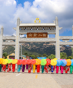 黄金博物馆和淘金小镇景区 
                        黄金博物馆和淘金小镇景区隶属于招远金都黄金博物馆有限公司，由山东中矿集团有限公司投资兴建而成，坐落于中国金都·山东招远罗山黄金文化省级旅游度假区内，是国家AAAA级景区。
                