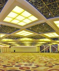 德州太阳谷微排国际酒店 
                        太阳谷微排国际酒店是“日月坛微排大厦”综合功能中的关键性组成部分, 是按照绿色五星和国际五星的双五星级标准建造的,以太阳文化为主题的会议酒店,是2010年世界太阳城大会和太博会的官方主接待酒店。
                