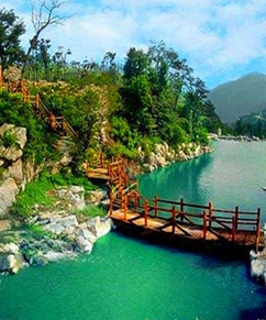 九如山瀑布群风景区 
                        九如山瀑布群风景区，国家AAAA级景区，国家森林公园，位于山东济南，地处泰山北麓，泉城之南，北接首都经济圈，南接长三角经济圈，交通极其便利。九如山是泉城七十二名泉的发源地之一——锦绣川水库的源头，泉城新八景之一“九如听瀑”也在其中。
                