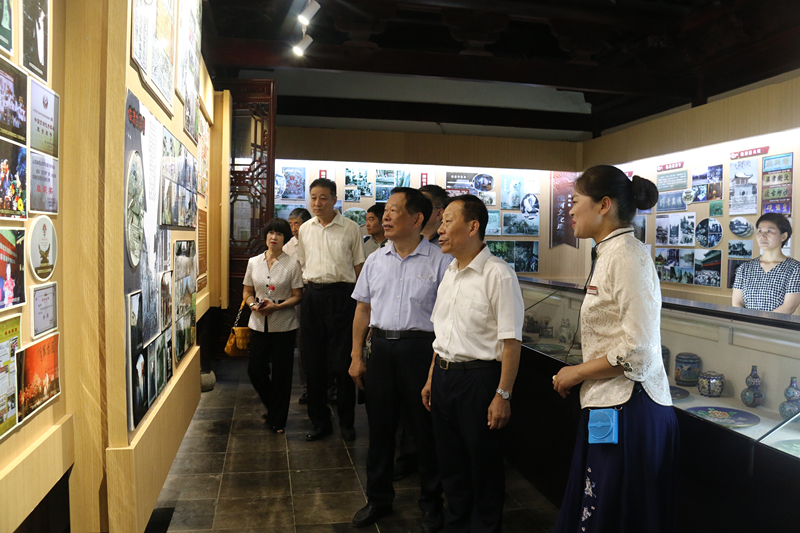 220200720省精品旅游促进会专家领导在宛园参观运河文化资料馆 070_副本.jpg