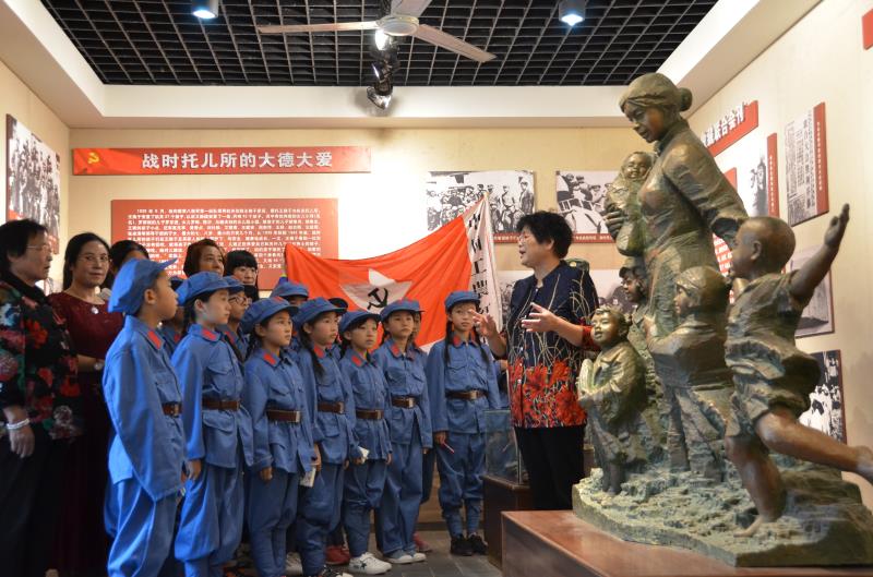 研学队员在红嫂革命纪念馆听于爱梅讲述“战地托儿所”的故事.jpg