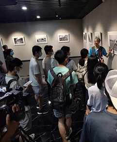“威海40年巨变”摄影暨“红色纪念地”绘画作品展隆重开展 
                        由威海市精品旅游促进会组织，并与威海市文化和旅游局、威海市文联共同主办的“威海40年巨变”摄影暨“红色纪念地”绘画作品展在威海市群众艺术馆海洋美术馆隆重开展
                
